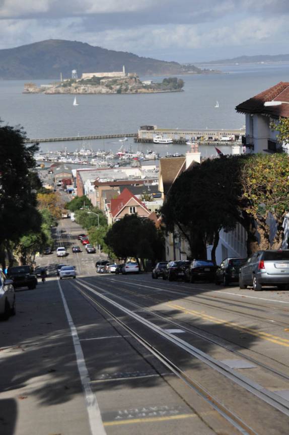 A ladeira da Hyde St. por onde sobe o bonde de San Francisco, na Califórnia, nos Estados Unidos